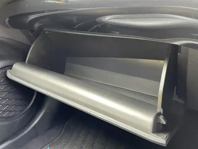 トヨタ プリウス S 群馬県 2016(平28)年 6.9万km 黒 純正ＳＤナビ/Ｂｌｕｅｔｏｏｔｈ/ワンセグＴＶ/ＣＤ/ＡＭＦＭ/バックカメラ/ＥＴＣ/オートライト/レーンキープアシスト/衝突軽減ブレーキ/レーダークルーズコントロール/社外エアロ/社外アルミホイール/革調シートカバー