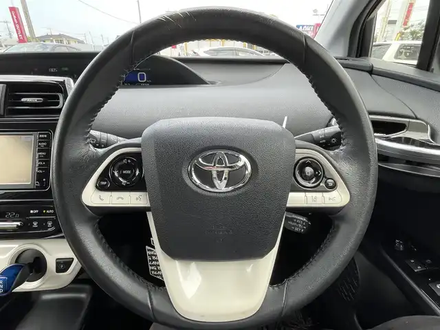 トヨタ プリウス S 群馬県 2016(平28)年 6.9万km 黒 純正ＳＤナビ/Ｂｌｕｅｔｏｏｔｈ/ワンセグＴＶ/ＣＤ/ＡＭＦＭ/バックカメラ/ＥＴＣ/オートライト/レーンキープアシスト/衝突軽減ブレーキ/レーダークルーズコントロール/社外エアロ/社外アルミホイール/革調シートカバー
