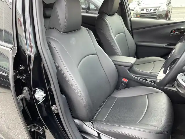 トヨタ プリウス S 群馬県 2016(平28)年 6.9万km 黒 純正ＳＤナビ/Ｂｌｕｅｔｏｏｔｈ/ワンセグＴＶ/ＣＤ/ＡＭＦＭ/バックカメラ/ＥＴＣ/オートライト/レーンキープアシスト/衝突軽減ブレーキ/レーダークルーズコントロール/社外エアロ/社外アルミホイール/革調シートカバー