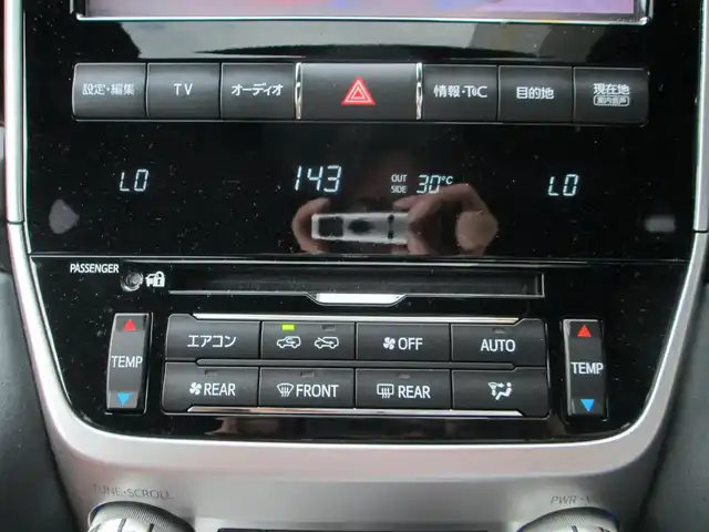 トヨタ ランドクルーザー ZX 千葉県 2018(平30)年 0.5万km ホワイトパールクリスタルシャイン ワンオーナー/メーカーナビ、フルセグTV/パノラミックビューモニター/オーディオ【CD/DVD/SD/BT/HDMI/Blu-ray】/トヨタプレミアムサウンド/リアエンターテイメントシステム/トヨタセーフティセンス(PSC.LDA.BSM)/レーダークルーズコントロール/サンルーフ/茶革シート/前席パワーシート/シートヒーター/エアーシート/２列目セミパワーシート/シートヒーター/３列目格納シート/LEDヘッドライト&LEDフォグ/純正20インチアルミホイール/前後コーナーセンサー/ビルトインETC2.0&TVキット/新車整備手帳/取扱説明書/スペアキー/記録簿2枚