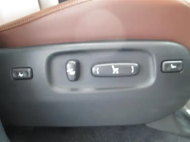 トヨタ ランドクルーザー ZX 千葉県 2018(平30)年 0.5万km ホワイトパールクリスタルシャイン ワンオーナー/メーカーナビ、フルセグTV/パノラミックビューモニター/オーディオ【CD/DVD/SD/BT/HDMI/Blu-ray】/トヨタプレミアムサウンド/リアエンターテイメントシステム/トヨタセーフティセンス(PSC.LDA.BSM)/レーダークルーズコントロール/サンルーフ/茶革シート/前席パワーシート/シートヒーター/エアーシート/２列目セミパワーシート/シートヒーター/３列目格納シート/LEDヘッドライト&LEDフォグ/純正20インチアルミホイール/前後コーナーセンサー/ビルトインETC2.0&TVキット/新車整備手帳/取扱説明書/スペアキー/記録簿2枚
