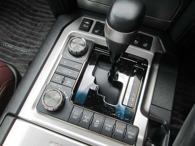 トヨタ ランドクルーザー ZX 千葉県 2018(平30)年 0.5万km ホワイトパールクリスタルシャイン ワンオーナー/メーカーナビ、フルセグTV/パノラミックビューモニター/オーディオ【CD/DVD/SD/BT/HDMI/Blu-ray】/トヨタプレミアムサウンド/リアエンターテイメントシステム/トヨタセーフティセンス(PSC.LDA.BSM)/レーダークルーズコントロール/サンルーフ/茶革シート/前席パワーシート/シートヒーター/エアーシート/２列目セミパワーシート/シートヒーター/３列目格納シート/LEDヘッドライト&LEDフォグ/純正20インチアルミホイール/前後コーナーセンサー/ビルトインETC2.0&TVキット/新車整備手帳/取扱説明書/スペアキー/記録簿2枚