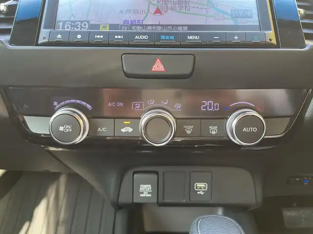 ホンダ フィット ホーム 和歌山県 2020(令2)年 1.9万km ルナシルバーM 純正ナビ（AM/FM/CD/DVD/フルセグTV/USB/Bluetooth）/ワンオーナー/踏み間違い衝突軽減システム/路外逸脱抑制機能/レーンキープアシストシステム/標識認識機能（速度超過お知らせ付）/CMBS警報/ACC先行車検知/先行車発進お知らせ/クルーズコントロール（追従有）/横滑り防止装置/前後ドライブレコーダー/オートライト/オートハイビーム/電子パーキング/前席純正ゴムマット/保証書/取扱説明書