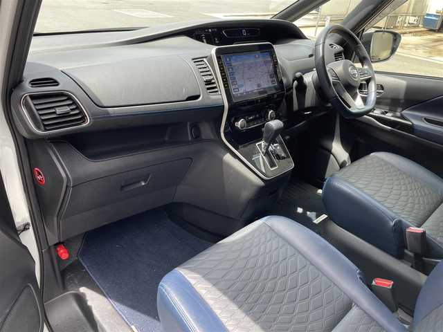 日産 セレナ オーテック セーフティパッケージ 滋賀県 2022(令4)年 3万km ブリリアントホワイトパール 純正12.3インチナビ/・Bluetooth/・フルセグTV/・DVD/・CD/フリップダウンモニター/全方位カメラ/両側パワースライドドア/前後ドライブレコーダー/ETC/革シート/追従クルーズコントロール/ステアリングスイッチ/スマートキー/レーンキープアシスト/横滑り防止機能/衝突軽減機能