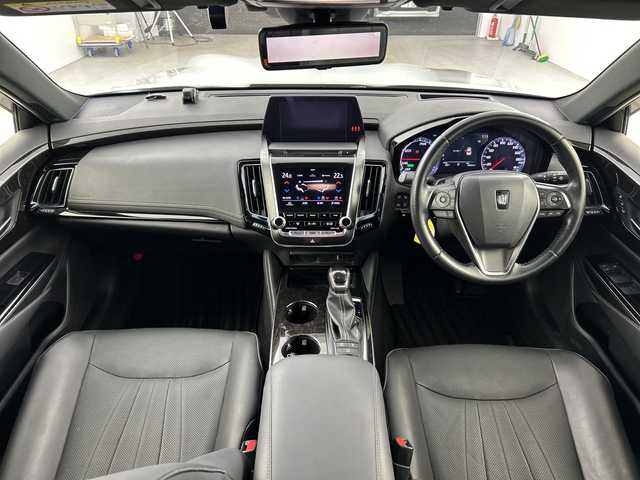 トヨタ クラウン ハイブリッド G－エグゼクティブ 愛知県 2018(平30)年 3.9万km プレシャスシルバー 禁煙車/純正8インチナビ/（CD/DVD/Bluetooth/フルセグTV/USB)/TRDエアロ/トヨタセーフティセンス/・プリクラッシュセーフティ/・レーンキープアシスト/・オートマチックハイビーム/・追従式クルーズコントロール/・クリアランスソナー/パーキングアシスト/ブラインドスポットモニター/ヘッドアップディスプレイ/ETC2.0/ドライブレコーダー/デジタルインナーミラー/レザーシート/シートベンチレーション/シートヒーター/パワーシート/メモリシート/パドルシフト/スマートキー/スペアキー・カードキー有/純正18インチアルミホイール/LEDヘッドライト/フロントフォグライト/純正フロアマット