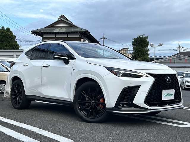 レクサス ＮＸ 350h Fスポーツ 東京都 2023(令5)年 2.2万km ホワイトノーヴァガラスフレーク 純正ナビ/・Bluetooth/TV/USB/Lexus Safety System＋/・プリクラッシュセーフティ/・緊急時操舵支援/・アダプティブハイビームシステム/・レーンディパーチャーアラート/・レーントレーシングアシスト/・レーダークルーズコントロール/・ロードサインアシスト/・発進遅れ告知機能/・ドライバー異常時対応システム/・プロアクティブドライビングアシスト/パノラミックビューモニター/オートライトシステム/アダプティブ・フロントライティング・システム/横滑り防止装置/盗難防止装置/雨滴感応間欠式フロントワイパー/ドライブレコーダー/20インチ純正ホイール/ムーンルーフ/コーナーセンサー/シートヒーター/エアシート/パワーシート/スペアキー2本
