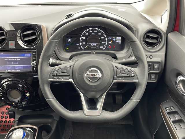 日産 ノート 千葉県 2018(平30)年 1.3万km ガーネットレッド 衝突軽減ブレーキ/レーンキープアシスト/レーダークルーズコントロール/純正SDナビ/（フルセグ/Bluetooth/CD/DVD/FM/AM）/ETC/アイドリングストップ/ハーフレザーシート/デジタルインナーミラー/LEDヘッドライト/フォグライト/電動格納ミラー