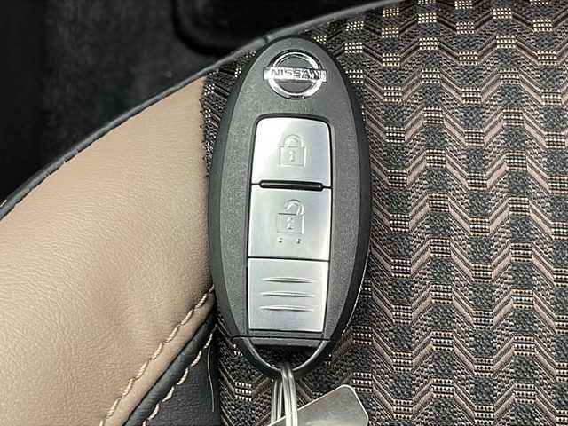 日産 ノート 千葉県 2018(平30)年 1.3万km ガーネットレッド 衝突軽減ブレーキ/レーンキープアシスト/レーダークルーズコントロール/純正SDナビ/（フルセグ/Bluetooth/CD/DVD/FM/AM）/ETC/アイドリングストップ/ハーフレザーシート/デジタルインナーミラー/LEDヘッドライト/フォグライト/電動格納ミラー