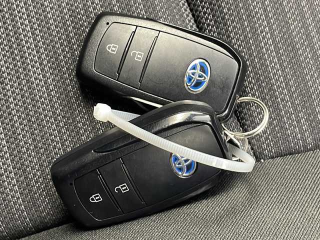 トヨタ ヤリス ハイブリッド Z 宮城県 2020(令2)年 8万km ブラック/シアンメタリック 禁煙車/ヘッドアップディスプレイ/トヨタセーフティーセンス/・レーダークルーズコントロール/・プリクラッシュセーフティーシステム/・パーキングサポートブレーキ/・ロードサインアシスト/・レーントレーシングアシスト/・クリアランスソナー/純正8インチディスプレイオーディオ/・BT.AM.FM.USB.Miracast/バックカメラ/前席シートヒーター/AC100V充電/ビルトインETC/純正ドライブレコーダー（F）/革巻きステアリング/ステアリングスイッチ/プッシュスタート/スマートキー2個/純正フロアマット/純正16インチアルミホイール/15インチアルミホイール付き冬タイヤ積込/ヘッドライトレベライザー/アイドリングストップ/横滑り防止機能