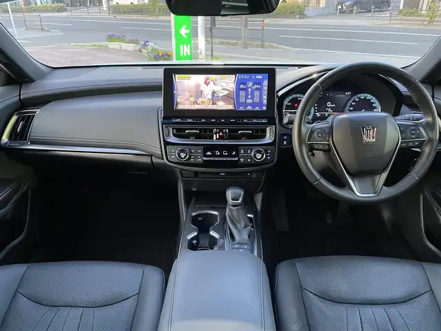 トヨタ クラウン ハイブリッド RS アドバンス 大阪府 2022(令4)年 3.6万km シルバーマイカM ワンオーナー/禁煙車/純正ナビ（12.3インチ）/（FM/AM・TV・DVD/CD・Bluetooth）/プリクラッシュセーフティー/クリアランスソナー/ブラインドスポットモニター/レーダークルーズコントロール/ロードサインアシスト/ドライブモード/（ノーマル・コンフォート・スポーツS・スポーツS＋・エコ）/純正18インチアルミホイール/ドライブレコーダー(前後)/ハンドルヒーター/シートヒーター/ブレーキホールド/USB端子X2/ETC2.0/本革巻きステアリング/取扱説明書/保証書
