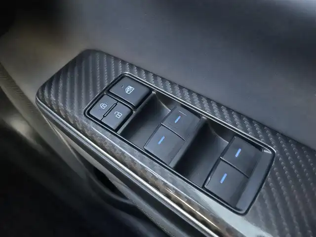 トヨタ クラウン ハイブリッド RS アドバンス 大阪府 2022(令4)年 3.6万km シルバーマイカM ワンオーナー/禁煙車/純正ナビ（12.3インチ）/（FM/AM・TV・DVD/CD・Bluetooth）/プリクラッシュセーフティー/クリアランスソナー/ブラインドスポットモニター/レーダークルーズコントロール/ロードサインアシスト/ドライブモード/（ノーマル・コンフォート・スポーツS・スポーツS＋・エコ）/純正18インチアルミホイール/ドライブレコーダー(前後)/ハンドルヒーター/シートヒーター/ブレーキホールド/USB端子X2/ETC2.0/本革巻きステアリング/取扱説明書/保証書