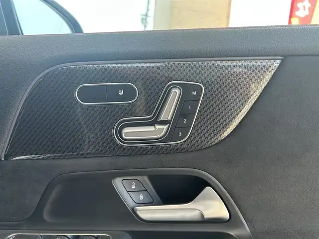 メルセデス・ベンツ ＧＬＡ２００ｄ 4マチック 大阪府 2020(令2)年 6.3万km マウンテングレー 純正１０インチナビ/(フルセグ/BT/CD/DVD)/パノラマルーフ/レーダークルーズコントロール/全方位モニター/ブラインドスポットモニター/パドルシフト/衝突軽減システム/レーンキープアシスト/前後コーナーセンサー/電動リアゲート/ハーフレザーシート/前席パワーシート/前席シートヒーター/純正１９インチAW/ETC2.0/保証書/取扱説明書/スペアキー　あり