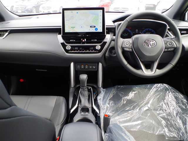 トヨタ カローラ クロス ハイブリッド Z 千葉県 2025(令7)年 0.1万km未満 プラチナホワイトパールマイカ 】HYBRID　Z　10.5インチディスプレイオーディオPlus（110/000円）ETC2.0（16/500円）　パーキングサポートブレーキ・ブラインドスポットモニター・パノラミッックビューモニタ-（122100円）/Toyota Safety Sense/・プリクラッシュセーフティ/・レーンディパーチャーアラート/・オートハイビーム/・レーダークルーズコントロール/アドバンスドパーク/アイドリングストップ/パワーバックドア/純正コネクティッドナビ/地デジTV/【Bluetooth接続】/パノラミックビューモニター/運転席パワーシート/前席シートヒーター/ハーフレザーシート/革巻きステアリング/ステアリングスイッチ/ETC（2.0）/LEDヘッドライト/フォグライト/ウインカーミラー/クリアランスソナー/純正18インチアルミホイル/サイド/カーテンエアバッグ/スマートキー