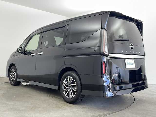 日産 セレナ e－パワー ハイウェイスター V 兵庫県 2023(令5)年 4.8万km ダイヤモンドブラック ・社外9インチフローティングナビ（フルセグ・BT・DVD）/・アルパイン製12.8インチフリップダウンモニター/・デジタルインナーミラー/・両側パワースライドドア/・BSM/・前後ドライブレコーダー/・電動パーキングブレーキ/・オートホールド/・シートヒーター/・ステアリングヒーター/・純正16インチアルミホイール/・純正フロアマット/・前後コーナーセンサー/・LEDオートライト/・フォグランプ/・インテリジェント エマージェンシーブレーキ/・インテリジェント BSI (後側方衝突防止支援システム)/・インテリジェント LI (車線逸脱防止支援システム)/・プロパイロット/・踏み間違い衝突防止アシスト/・インテリジェント アラウンドビューモニター/・標識検知機能/・VDC (ビークルダイナミクスコントロール)/・インテリジェント オートライトシステム/・車両接近通報装置/・ハイビームアシスト/・スマートキー/・スペアキー/・プッシュスタート
