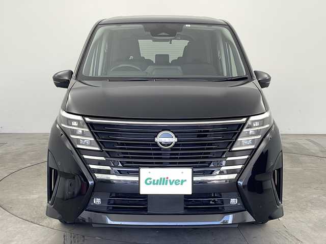 日産 セレナ e－パワー ハイウェイスター V 兵庫県 2023(令5)年 4.8万km ダイヤモンドブラック ・社外9インチフローティングナビ（フルセグ・BT・DVD）/・アルパイン製12.8インチフリップダウンモニター/・デジタルインナーミラー/・両側パワースライドドア/・BSM/・前後ドライブレコーダー/・電動パーキングブレーキ/・オートホールド/・シートヒーター/・ステアリングヒーター/・純正16インチアルミホイール/・純正フロアマット/・前後コーナーセンサー/・LEDオートライト/・フォグランプ/・インテリジェント エマージェンシーブレーキ/・インテリジェント BSI (後側方衝突防止支援システム)/・インテリジェント LI (車線逸脱防止支援システム)/・プロパイロット/・踏み間違い衝突防止アシスト/・インテリジェント アラウンドビューモニター/・標識検知機能/・VDC (ビークルダイナミクスコントロール)/・インテリジェント オートライトシステム/・車両接近通報装置/・ハイビームアシスト/・スマートキー/・スペアキー/・プッシュスタート