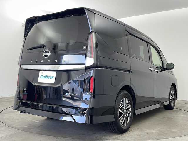 日産 セレナ e－パワー ハイウェイスター V 兵庫県 2023(令5)年 4.8万km ダイヤモンドブラック ・社外9インチフローティングナビ（フルセグ・BT・DVD）/・アルパイン製12.8インチフリップダウンモニター/・デジタルインナーミラー/・両側パワースライドドア/・BSM/・前後ドライブレコーダー/・電動パーキングブレーキ/・オートホールド/・シートヒーター/・ステアリングヒーター/・純正16インチアルミホイール/・純正フロアマット/・前後コーナーセンサー/・LEDオートライト/・フォグランプ/・インテリジェント エマージェンシーブレーキ/・インテリジェント BSI (後側方衝突防止支援システム)/・インテリジェント LI (車線逸脱防止支援システム)/・プロパイロット/・踏み間違い衝突防止アシスト/・インテリジェント アラウンドビューモニター/・標識検知機能/・VDC (ビークルダイナミクスコントロール)/・インテリジェント オートライトシステム/・車両接近通報装置/・ハイビームアシスト/・スマートキー/・スペアキー/・プッシュスタート