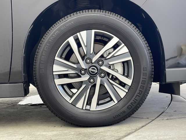 日産 セレナ e－パワー ハイウェイスター V 兵庫県 2023(令5)年 4.8万km ダイヤモンドブラック ・社外9インチフローティングナビ（フルセグ・BT・DVD）/・アルパイン製12.8インチフリップダウンモニター/・デジタルインナーミラー/・両側パワースライドドア/・BSM/・前後ドライブレコーダー/・電動パーキングブレーキ/・オートホールド/・シートヒーター/・ステアリングヒーター/・純正16インチアルミホイール/・純正フロアマット/・前後コーナーセンサー/・LEDオートライト/・フォグランプ/・インテリジェント エマージェンシーブレーキ/・インテリジェント BSI (後側方衝突防止支援システム)/・インテリジェント LI (車線逸脱防止支援システム)/・プロパイロット/・踏み間違い衝突防止アシスト/・インテリジェント アラウンドビューモニター/・標識検知機能/・VDC (ビークルダイナミクスコントロール)/・インテリジェント オートライトシステム/・車両接近通報装置/・ハイビームアシスト/・スマートキー/・スペアキー/・プッシュスタート