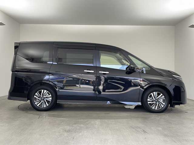 日産 セレナ e－パワー ハイウェイスター V 兵庫県 2023(令5)年 4.8万km ダイヤモンドブラック ・社外9インチフローティングナビ（フルセグ・BT・DVD）/・アルパイン製12.8インチフリップダウンモニター/・デジタルインナーミラー/・両側パワースライドドア/・BSM/・前後ドライブレコーダー/・電動パーキングブレーキ/・オートホールド/・シートヒーター/・ステアリングヒーター/・純正16インチアルミホイール/・純正フロアマット/・前後コーナーセンサー/・LEDオートライト/・フォグランプ/・インテリジェント エマージェンシーブレーキ/・インテリジェント BSI (後側方衝突防止支援システム)/・インテリジェント LI (車線逸脱防止支援システム)/・プロパイロット/・踏み間違い衝突防止アシスト/・インテリジェント アラウンドビューモニター/・標識検知機能/・VDC (ビークルダイナミクスコントロール)/・インテリジェント オートライトシステム/・車両接近通報装置/・ハイビームアシスト/・スマートキー/・スペアキー/・プッシュスタート
