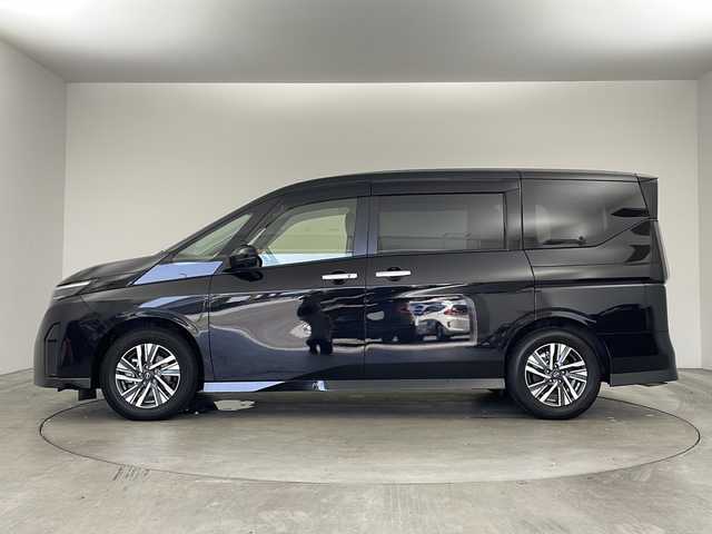 日産 セレナ e－パワー ハイウェイスター V 兵庫県 2023(令5)年 4.8万km ダイヤモンドブラック ・社外9インチフローティングナビ（フルセグ・BT・DVD）/・アルパイン製12.8インチフリップダウンモニター/・デジタルインナーミラー/・両側パワースライドドア/・BSM/・前後ドライブレコーダー/・電動パーキングブレーキ/・オートホールド/・シートヒーター/・ステアリングヒーター/・純正16インチアルミホイール/・純正フロアマット/・前後コーナーセンサー/・LEDオートライト/・フォグランプ/・インテリジェント エマージェンシーブレーキ/・インテリジェント BSI (後側方衝突防止支援システム)/・インテリジェント LI (車線逸脱防止支援システム)/・プロパイロット/・踏み間違い衝突防止アシスト/・インテリジェント アラウンドビューモニター/・標識検知機能/・VDC (ビークルダイナミクスコントロール)/・インテリジェント オートライトシステム/・車両接近通報装置/・ハイビームアシスト/・スマートキー/・スペアキー/・プッシュスタート