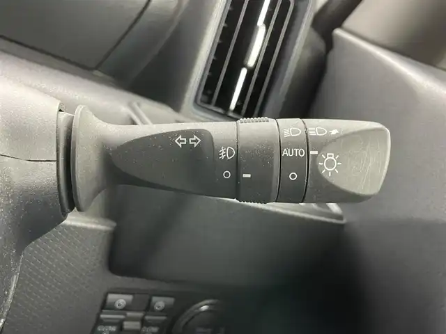 ダイハツ タント カスタム X 岡山県 2023(令5)年 1.3万km シャイニングホワイトパール 純正９型ディスプレイオーディオ　/【BT/HDMI接続/フルセグ/Carplay】/両側パワースライドドア　/シートヒーター　/ＬＥＤヘッドライト　/ＥＴＣ　/バックカメラ　　/コーナーセンサー前後/オートハイビーム　/アイドリングストップ/踏み間違い防止/オートブレーキホールド/後席サンシェイド/ステアリングスイッチ/ドアバイザー/新車保証書/取扱説明書/スペアキー×1