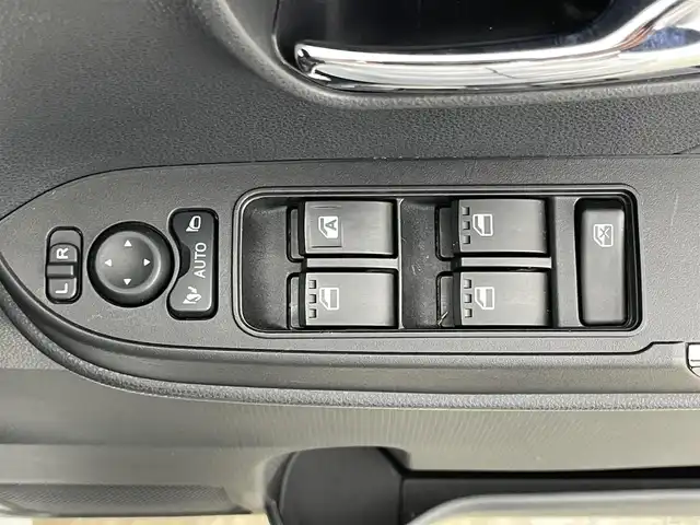 ダイハツ タント カスタム X 岡山県 2023(令5)年 1.3万km シャイニングホワイトパール 純正９型ディスプレイオーディオ　/【BT/HDMI接続/フルセグ/Carplay】/両側パワースライドドア　/シートヒーター　/ＬＥＤヘッドライト　/ＥＴＣ　/バックカメラ　　/コーナーセンサー前後/オートハイビーム　/アイドリングストップ/踏み間違い防止/オートブレーキホールド/後席サンシェイド/ステアリングスイッチ/ドアバイザー/新車保証書/取扱説明書/スペアキー×1