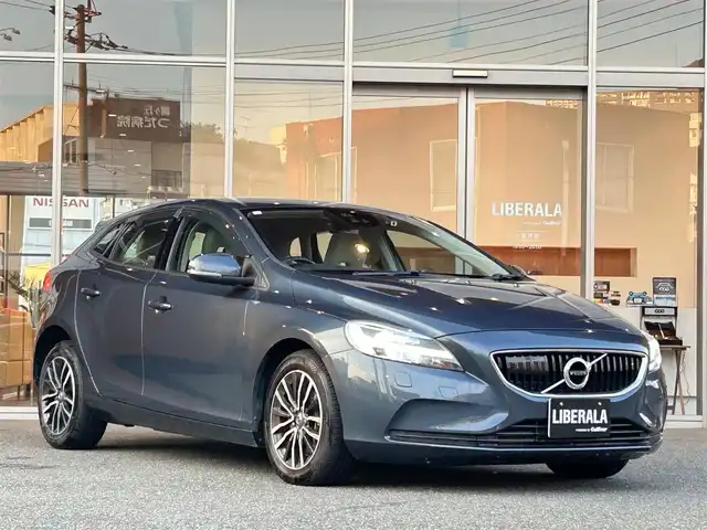 ボルボ Ｖ４０ T3 タックエディション 福岡県 2019(平31)年 3.5万km デニムブルーメタリック ナビ　/バックカメラ　/コーナーセンサー　/ＣＤ／ＤＶＤ　/ＡＣＣ　/ＢＳＭ　/レーンキープ　/衝突軽減Ｂ　/ハーフレザーシート　/シートヒーター　/スマートキー　/ＬＥＤヘッドライト　/純正１６インチＡＷ　/ＥＴＣ