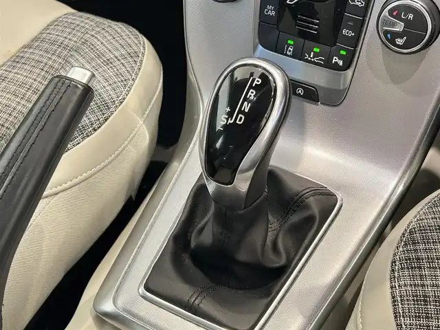 ボルボ Ｖ４０ T3 タックエディション 福岡県 2019(平31)年 3.5万km デニムブルーメタリック ナビ　/バックカメラ　/コーナーセンサー　/ＣＤ／ＤＶＤ　/ＡＣＣ　/ＢＳＭ　/レーンキープ　/衝突軽減Ｂ　/ハーフレザーシート　/シートヒーター　/スマートキー　/ＬＥＤヘッドライト　/純正１６インチＡＷ　/ＥＴＣ