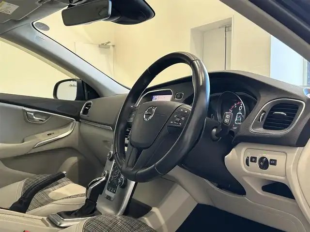 ボルボ Ｖ４０ T3 タックエディション 福岡県 2019(平31)年 3.5万km デニムブルーメタリック ナビ　/バックカメラ　/コーナーセンサー　/ＣＤ／ＤＶＤ　/ＡＣＣ　/ＢＳＭ　/レーンキープ　/衝突軽減Ｂ　/ハーフレザーシート　/シートヒーター　/スマートキー　/ＬＥＤヘッドライト　/純正１６インチＡＷ　/ＥＴＣ