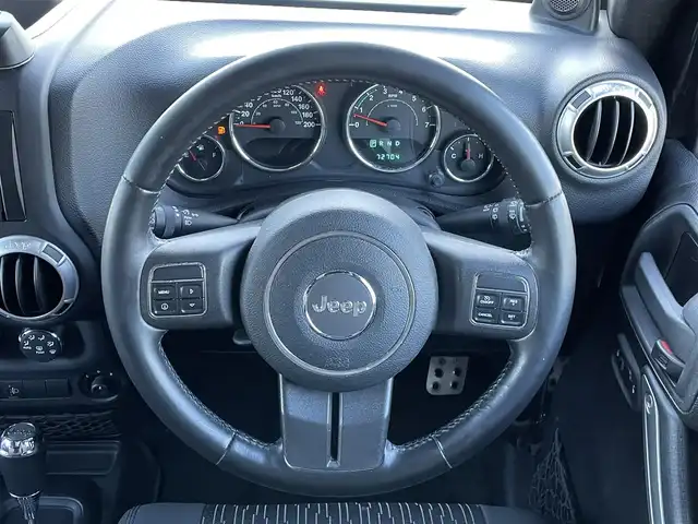 クライスラー・ジープ ジープ ラングラー アンリミテッド サハラ 道央・札幌 2012(平24)年 7.3万km ブラックフォレストグリーン ４WD/社外メモリーナビ/CD/DVD/BT/フルセグ/横滑り防止装置/クルーズコントロール/バックカメラ/サイドカメラ/ETC/トランスファレバー/ドライブレコーダー/革巻きステアリング/ステアリングリモコン/MTモード付AT/リモコンキー/ハロゲンヘッドライト/オートライト/フォグランプ/ヘッドライトレベライザー/ヒーテッドドアミラー/スペアキー/純正AW付冬タイヤ積込/265/65/R17/2019年/山8mm