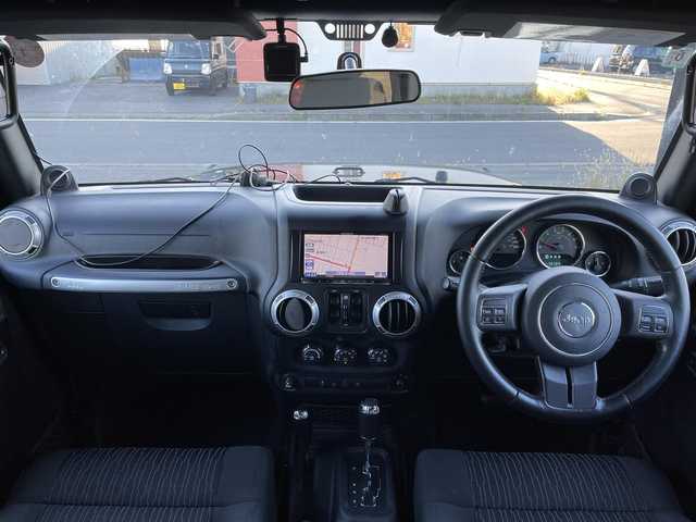 クライスラー・ジープ ジープ ラングラー アンリミテッド サハラ 道央・札幌 2012(平24)年 7.3万km ブラックフォレストグリーン ４WD/社外メモリーナビ/CD/DVD/BT/フルセグ/横滑り防止装置/クルーズコントロール/バックカメラ/サイドカメラ/ETC/トランスファレバー/ドライブレコーダー/革巻きステアリング/ステアリングリモコン/MTモード付AT/リモコンキー/ハロゲンヘッドライト/オートライト/フォグランプ/ヘッドライトレベライザー/ヒーテッドドアミラー/スペアキー/純正AW付冬タイヤ積込/265/65/R17/2019年/山8mm