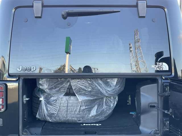 クライスラー・ジープ ジープ ラングラー アンリミテッド サハラ 道央・札幌 2012(平24)年 7.3万km ブラックフォレストグリーン ４WD/社外メモリーナビ/CD/DVD/BT/フルセグ/横滑り防止装置/クルーズコントロール/バックカメラ/サイドカメラ/ETC/トランスファレバー/ドライブレコーダー/革巻きステアリング/ステアリングリモコン/MTモード付AT/リモコンキー/ハロゲンヘッドライト/オートライト/フォグランプ/ヘッドライトレベライザー/ヒーテッドドアミラー/スペアキー/純正AW付冬タイヤ積込/265/65/R17/2019年/山8mm