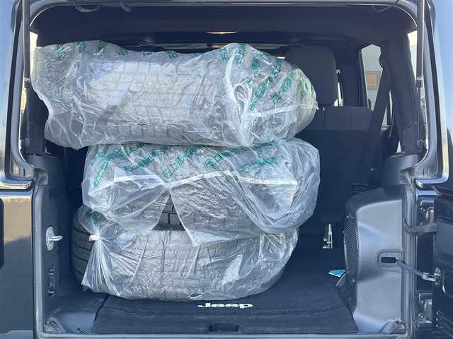 クライスラー・ジープ ジープ ラングラー アンリミテッド サハラ 道央・札幌 2012(平24)年 7.3万km ブラックフォレストグリーン ４WD/社外メモリーナビ/CD/DVD/BT/フルセグ/横滑り防止装置/クルーズコントロール/バックカメラ/サイドカメラ/ETC/トランスファレバー/ドライブレコーダー/革巻きステアリング/ステアリングリモコン/MTモード付AT/リモコンキー/ハロゲンヘッドライト/オートライト/フォグランプ/ヘッドライトレベライザー/ヒーテッドドアミラー/スペアキー/純正AW付冬タイヤ積込/265/65/R17/2019年/山8mm