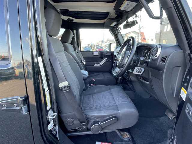 クライスラー・ジープ ジープ ラングラー アンリミテッド サハラ 道央・札幌 2012(平24)年 7.3万km ブラックフォレストグリーン ４WD/社外メモリーナビ/CD/DVD/BT/フルセグ/横滑り防止装置/クルーズコントロール/バックカメラ/サイドカメラ/ETC/トランスファレバー/ドライブレコーダー/革巻きステアリング/ステアリングリモコン/MTモード付AT/リモコンキー/ハロゲンヘッドライト/オートライト/フォグランプ/ヘッドライトレベライザー/ヒーテッドドアミラー/スペアキー/純正AW付冬タイヤ積込/265/65/R17/2019年/山8mm