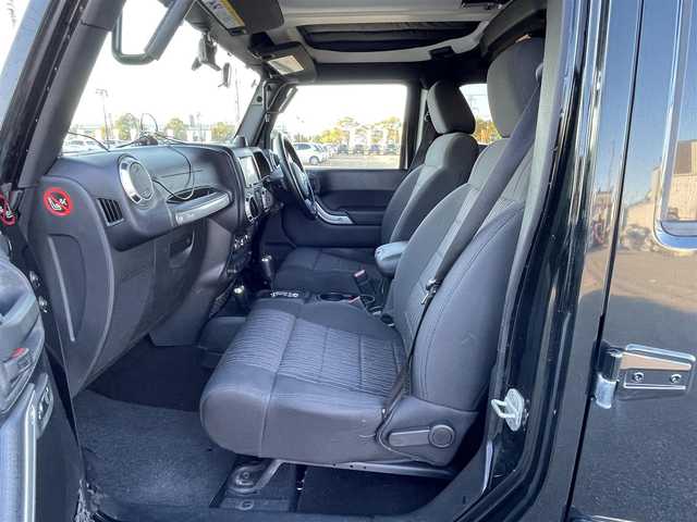 クライスラー・ジープ ジープ ラングラー アンリミテッド サハラ 道央・札幌 2012(平24)年 7.3万km ブラックフォレストグリーン ４WD/社外メモリーナビ/CD/DVD/BT/フルセグ/横滑り防止装置/クルーズコントロール/バックカメラ/サイドカメラ/ETC/トランスファレバー/ドライブレコーダー/革巻きステアリング/ステアリングリモコン/MTモード付AT/リモコンキー/ハロゲンヘッドライト/オートライト/フォグランプ/ヘッドライトレベライザー/ヒーテッドドアミラー/スペアキー/純正AW付冬タイヤ積込/265/65/R17/2019年/山8mm