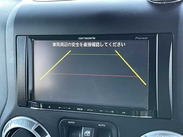 クライスラー・ジープ ジープ ラングラー アンリミテッド サハラ 道央・札幌 2012(平24)年 7.3万km ブラックフォレストグリーン ４WD/社外メモリーナビ/CD/DVD/BT/フルセグ/横滑り防止装置/クルーズコントロール/バックカメラ/サイドカメラ/ETC/トランスファレバー/ドライブレコーダー/革巻きステアリング/ステアリングリモコン/MTモード付AT/リモコンキー/ハロゲンヘッドライト/オートライト/フォグランプ/ヘッドライトレベライザー/ヒーテッドドアミラー/スペアキー/純正AW付冬タイヤ積込/265/65/R17/2019年/山8mm