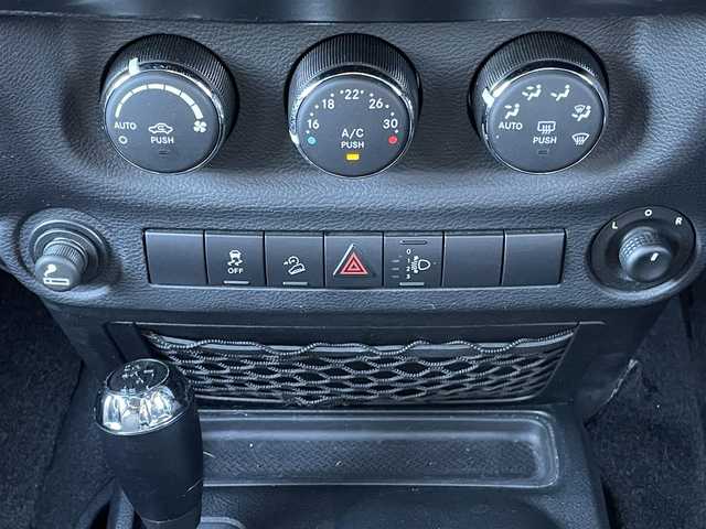 クライスラー・ジープ ジープ ラングラー アンリミテッド サハラ 道央・札幌 2012(平24)年 7.3万km ブラックフォレストグリーン ４WD/社外メモリーナビ/CD/DVD/BT/フルセグ/横滑り防止装置/クルーズコントロール/バックカメラ/サイドカメラ/ETC/トランスファレバー/ドライブレコーダー/革巻きステアリング/ステアリングリモコン/MTモード付AT/リモコンキー/ハロゲンヘッドライト/オートライト/フォグランプ/ヘッドライトレベライザー/ヒーテッドドアミラー/スペアキー/純正AW付冬タイヤ積込/265/65/R17/2019年/山8mm