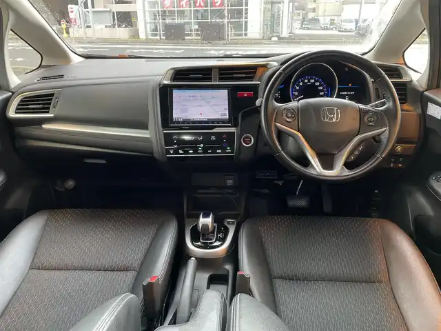 ホンダ フィット ハイブリット Lパッケージ 道央・札幌 2016(平28)年 8.4万km ティンテッドシルバーM (株)IDOMが運営する【じしゃロン札幌店】の自社ローン専用車両になりますこちらは現金またはオートローンご利用価格です。自社ローンご希望の方は別途その旨お申し付けください。・/４WD/純正8インチプレミアムインターナビ(VXM-165VFEi)/(AM/FM/ワンセグ/CD/DVD/Bluetooth/USB)/クルーズコントロール/ビルトインETC/純正フロアマット/プッシュスタート/保証書/取説