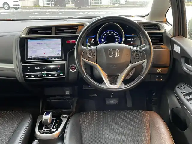 ホンダ フィット ハイブリット Lパッケージ 道央・札幌 2016(平28)年 8.4万km ティンテッドシルバーM (株)IDOMが運営する【じしゃロン札幌店】の自社ローン専用車両になりますこちらは現金またはオートローンご利用価格です。自社ローンご希望の方は別途その旨お申し付けください。・/４WD/純正8インチプレミアムインターナビ(VXM-165VFEi)/(AM/FM/ワンセグ/CD/DVD/Bluetooth/USB)/クルーズコントロール/ビルトインETC/純正フロアマット/プッシュスタート/保証書/取説