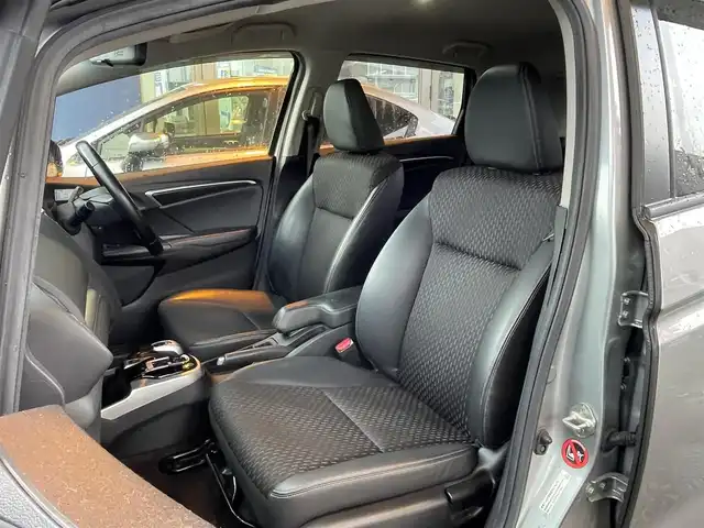 ホンダ フィット ハイブリット Lパッケージ 道央・札幌 2016(平28)年 8.4万km ティンテッドシルバーM (株)IDOMが運営する【じしゃロン札幌店】の自社ローン専用車両になりますこちらは現金またはオートローンご利用価格です。自社ローンご希望の方は別途その旨お申し付けください。・/４WD/純正8インチプレミアムインターナビ(VXM-165VFEi)/(AM/FM/ワンセグ/CD/DVD/Bluetooth/USB)/クルーズコントロール/ビルトインETC/純正フロアマット/プッシュスタート/保証書/取説