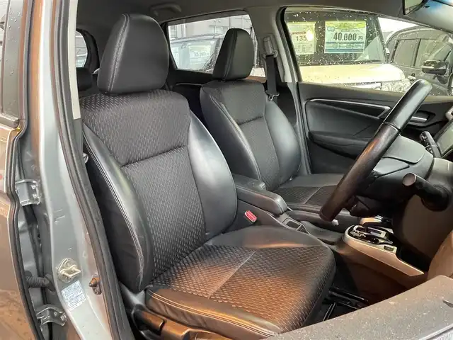 ホンダ フィット ハイブリット Lパッケージ 道央・札幌 2016(平28)年 8.4万km ティンテッドシルバーM (株)IDOMが運営する【じしゃロン札幌店】の自社ローン専用車両になりますこちらは現金またはオートローンご利用価格です。自社ローンご希望の方は別途その旨お申し付けください。・/４WD/純正8インチプレミアムインターナビ(VXM-165VFEi)/(AM/FM/ワンセグ/CD/DVD/Bluetooth/USB)/クルーズコントロール/ビルトインETC/純正フロアマット/プッシュスタート/保証書/取説