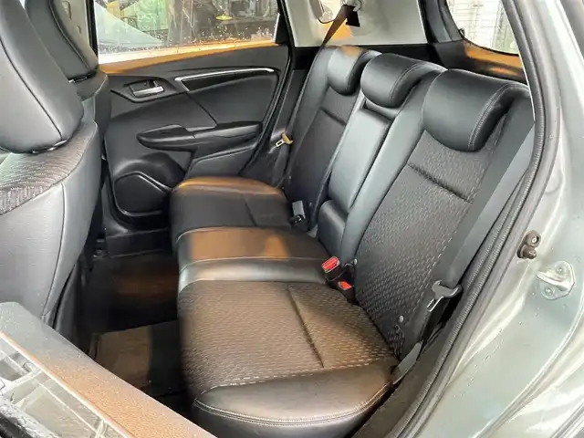 ホンダ フィット ハイブリット Lパッケージ 道央・札幌 2016(平28)年 8.4万km ティンテッドシルバーM (株)IDOMが運営する【じしゃロン札幌店】の自社ローン専用車両になりますこちらは現金またはオートローンご利用価格です。自社ローンご希望の方は別途その旨お申し付けください。・/４WD/純正8インチプレミアムインターナビ(VXM-165VFEi)/(AM/FM/ワンセグ/CD/DVD/Bluetooth/USB)/クルーズコントロール/ビルトインETC/純正フロアマット/プッシュスタート/保証書/取説