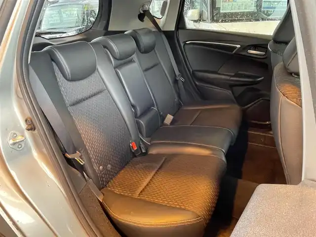 ホンダ フィット ハイブリット Lパッケージ 道央・札幌 2016(平28)年 8.4万km ティンテッドシルバーM (株)IDOMが運営する【じしゃロン札幌店】の自社ローン専用車両になりますこちらは現金またはオートローンご利用価格です。自社ローンご希望の方は別途その旨お申し付けください。・/４WD/純正8インチプレミアムインターナビ(VXM-165VFEi)/(AM/FM/ワンセグ/CD/DVD/Bluetooth/USB)/クルーズコントロール/ビルトインETC/純正フロアマット/プッシュスタート/保証書/取説