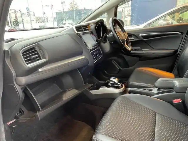 ホンダ フィット ハイブリット Lパッケージ 道央・札幌 2016(平28)年 8.4万km ティンテッドシルバーM (株)IDOMが運営する【じしゃロン札幌店】の自社ローン専用車両になりますこちらは現金またはオートローンご利用価格です。自社ローンご希望の方は別途その旨お申し付けください。・/４WD/純正8インチプレミアムインターナビ(VXM-165VFEi)/(AM/FM/ワンセグ/CD/DVD/Bluetooth/USB)/クルーズコントロール/ビルトインETC/純正フロアマット/プッシュスタート/保証書/取説