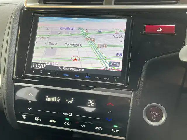 ホンダ フィット ハイブリット Lパッケージ 道央・札幌 2016(平28)年 8.4万km ティンテッドシルバーM (株)IDOMが運営する【じしゃロン札幌店】の自社ローン専用車両になりますこちらは現金またはオートローンご利用価格です。自社ローンご希望の方は別途その旨お申し付けください。・/４WD/純正8インチプレミアムインターナビ(VXM-165VFEi)/(AM/FM/ワンセグ/CD/DVD/Bluetooth/USB)/クルーズコントロール/ビルトインETC/純正フロアマット/プッシュスタート/保証書/取説