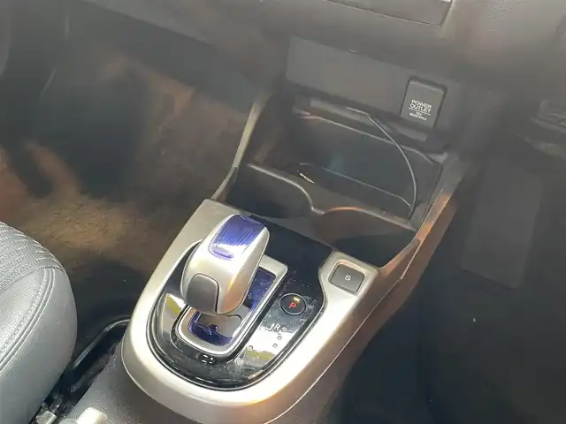 ホンダ フィット ハイブリット Lパッケージ 道央・札幌 2016(平28)年 8.4万km ティンテッドシルバーM (株)IDOMが運営する【じしゃロン札幌店】の自社ローン専用車両になりますこちらは現金またはオートローンご利用価格です。自社ローンご希望の方は別途その旨お申し付けください。・/４WD/純正8インチプレミアムインターナビ(VXM-165VFEi)/(AM/FM/ワンセグ/CD/DVD/Bluetooth/USB)/クルーズコントロール/ビルトインETC/純正フロアマット/プッシュスタート/保証書/取説