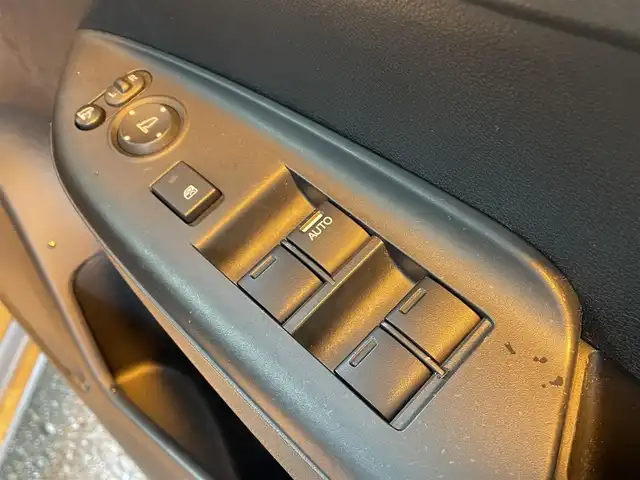 ホンダ フィット ハイブリット Lパッケージ 道央・札幌 2016(平28)年 8.4万km ティンテッドシルバーM (株)IDOMが運営する【じしゃロン札幌店】の自社ローン専用車両になりますこちらは現金またはオートローンご利用価格です。自社ローンご希望の方は別途その旨お申し付けください。・/４WD/純正8インチプレミアムインターナビ(VXM-165VFEi)/(AM/FM/ワンセグ/CD/DVD/Bluetooth/USB)/クルーズコントロール/ビルトインETC/純正フロアマット/プッシュスタート/保証書/取説