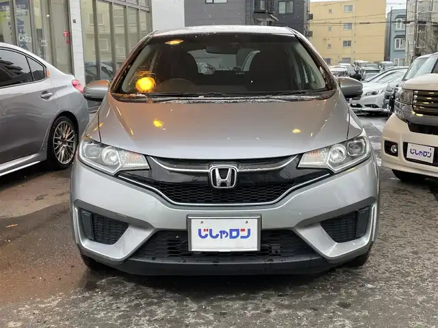 ホンダ フィット ハイブリット Lパッケージ 道央・札幌 2016(平28)年 8.4万km ティンテッドシルバーM (株)IDOMが運営する【じしゃロン札幌店】の自社ローン専用車両になりますこちらは現金またはオートローンご利用価格です。自社ローンご希望の方は別途その旨お申し付けください。・/４WD/純正8インチプレミアムインターナビ(VXM-165VFEi)/(AM/FM/ワンセグ/CD/DVD/Bluetooth/USB)/クルーズコントロール/ビルトインETC/純正フロアマット/プッシュスタート/保証書/取説