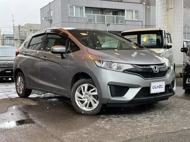 ホンダ フィット ハイブリット Lパッケージ 道央・札幌 2016(平28)年 8.4万km ティンテッドシルバーM (株)IDOMが運営する【じしゃロン札幌店】の自社ローン専用車両になりますこちらは現金またはオートローンご利用価格です。自社ローンご希望の方は別途その旨お申し付けください。・/４WD/純正8インチプレミアムインターナビ(VXM-165VFEi)/(AM/FM/ワンセグ/CD/DVD/Bluetooth/USB)/クルーズコントロール/ビルトインETC/純正フロアマット/プッシュスタート/保証書/取説