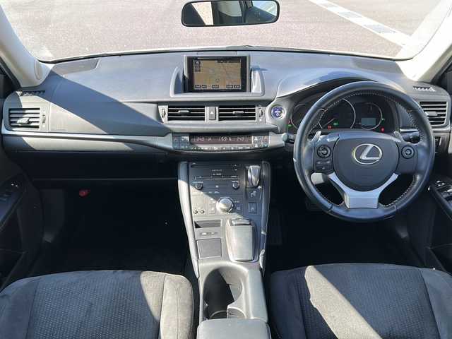 レクサス ＣＴ 200h 山口県 2015(平27)年 2.8万km ソニッククォーツ 禁煙車/ワンオーナー/スマートキー/プッシュスタート/ETC/純正HDDナビ/(DTV/BT/DVD/ラジオ)/バックカメラ/クリアランスソナー/左右分離型フルオートエアコン/シートヒーター/リモートタッチ/USB端子/純正アルミホイール/純正フロアマット/パドルシフト/SOSボタン/保証書/取扱説明書/記録簿