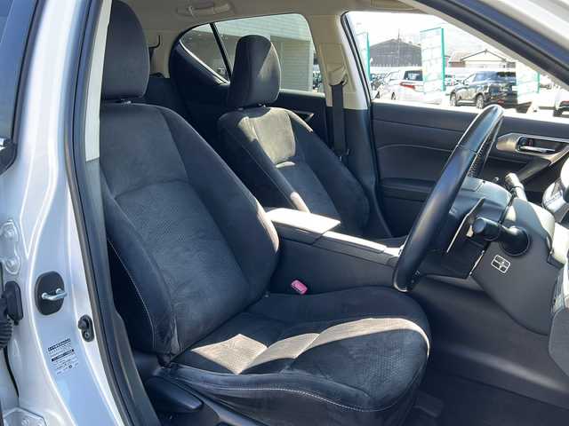 レクサス ＣＴ 200h 山口県 2015(平27)年 2.8万km ソニッククォーツ 禁煙車/ワンオーナー/スマートキー/プッシュスタート/ETC/純正HDDナビ/(DTV/BT/DVD/ラジオ)/バックカメラ/クリアランスソナー/左右分離型フルオートエアコン/シートヒーター/リモートタッチ/USB端子/純正アルミホイール/純正フロアマット/パドルシフト/SOSボタン/保証書/取扱説明書/記録簿